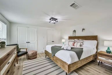 Retro Paradise: Charming Rental with Private Backyard + Hot Tub, 10 Min to Downtown image 16