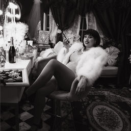 Hollywood Starlet Photoshoot with Costumes, Wigs & Backdrops! image 6