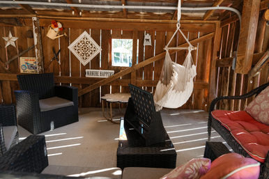 VIP Dine & Dip Experience at Charming Farmhouse: Custom Menus with Private Mixologist and Insta-Worthy Photo-Ops image 4