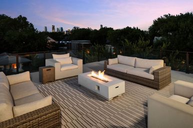 Casa Sol: Rooftop Fire Pit, Pool & Hot Tub in East Austin image 20