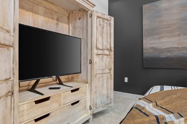 Artisan Retreat: Rooftop Pool, City Views + Walk to Broadway image 14