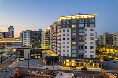 Artisan Retreat: Rooftop Pool, City Views + Walk to Broadway image 21
