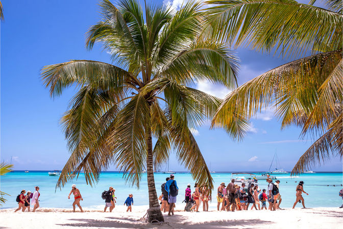 Private Isla Saona Boat Tour with Snorkeling, Premium Drinks & Buffet image 4
