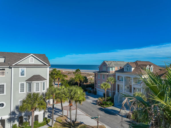 Luxury 7BR Rental with Ocean Views & Private Pool image 6