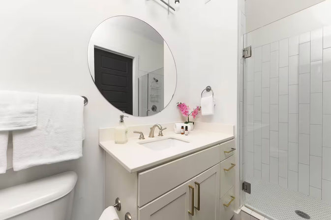 The Beverly Suite: Broadway Condo with Retro-Glam Design image 21