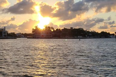90-Minute Celebrity Homes Sunset Cruise in Fort Lauderdale + Free Drink image 4
