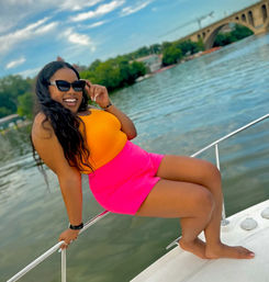 DC's Premier Day Charter: Vibes, Views & VIP Service image 3