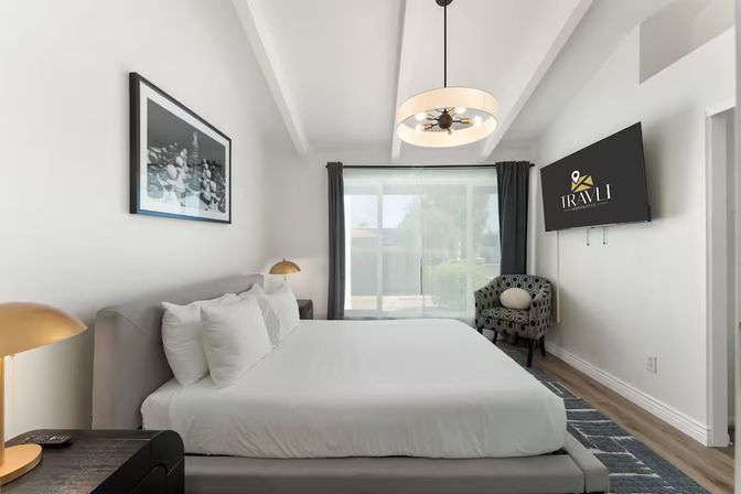 Villa Solara: Luxe Escape with Pool, Putting Green, Firepit Cabana, Gym & Game Room image 32
