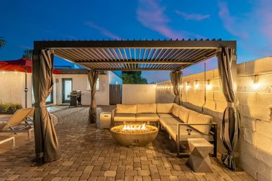 Villa Solara: Luxe Escape with Pool, Putting Green, Firepit Cabana, Gym & Game Room image 7
