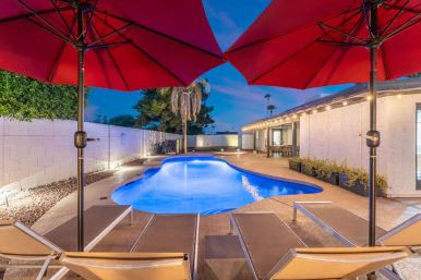 Villa Solara: Luxe Escape with Pool, Putting Green, Firepit Cabana, Gym & Game Room image 5