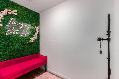 Love Oasis II: Luxury Vacation Home with Pool + Spa, Chic Decor & Secret Photo Booth image 7