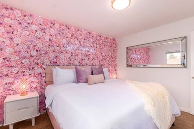 Love Oasis II: Luxury Vacation Home with Pool + Spa, Chic Decor & Secret Photo Booth image 9