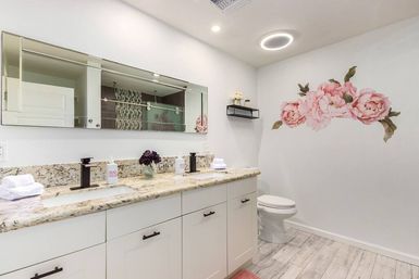 Love Oasis II: Luxury Vacation Home with Pool + Spa, Chic Decor & Secret Photo Booth image 27