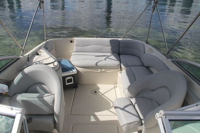26' Sea Ray Sundeck Yacht Rental: Up to 11 Guests image 4