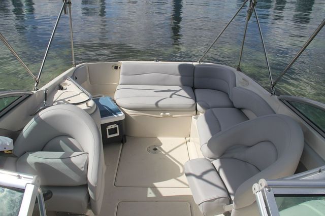 26' Sea Ray Sundeck Yacht Rental: Up to 11 Guests image 4