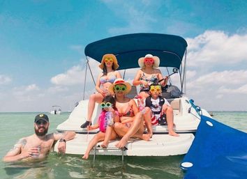 26' Sea Ray Sundeck Yacht Rental: Up to 11 Guests image 5