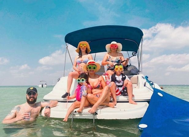 26' Sea Ray Sundeck Yacht Rental: Up to 11 Guests image 5