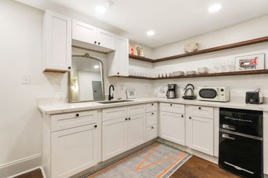 The Hudson: Cool Art-Filled Condo with Parking  image 2