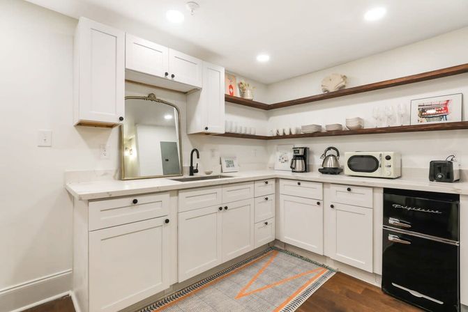 The Hudson: Cool Art-Filled Condo with Parking  image 2