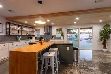 Love Oasis: Luxury Villa with Heated Pool, Mini Golf & Neon Vibes image 34