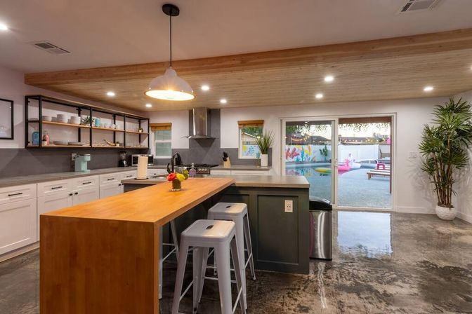 Love Oasis: Luxury Villa with Heated Pool, Mini Golf & Neon Vibes image 34