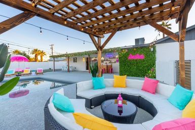 Love Oasis: Luxury Villa with Heated Pool, Mini Golf & Neon Vibes image 15