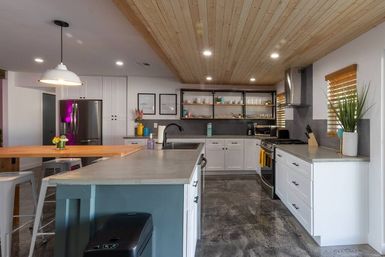 Love Oasis: Luxury Villa with Heated Pool, Mini Golf & Neon Vibes image 33