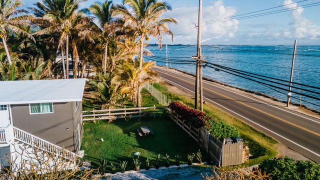 Peaceful Island Getaway: 3-BR Oceanfront Oasis image 4