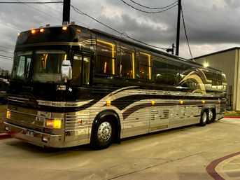 Party like a Rock Star: 45 Foot Prevost Tour Bus image 16