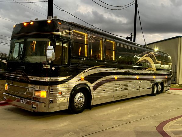 Party like a Rock Star: 45 Foot Prevost Tour Bus image 16