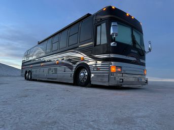 Party like a Rock Star: 45 Foot Prevost Tour Bus image 17