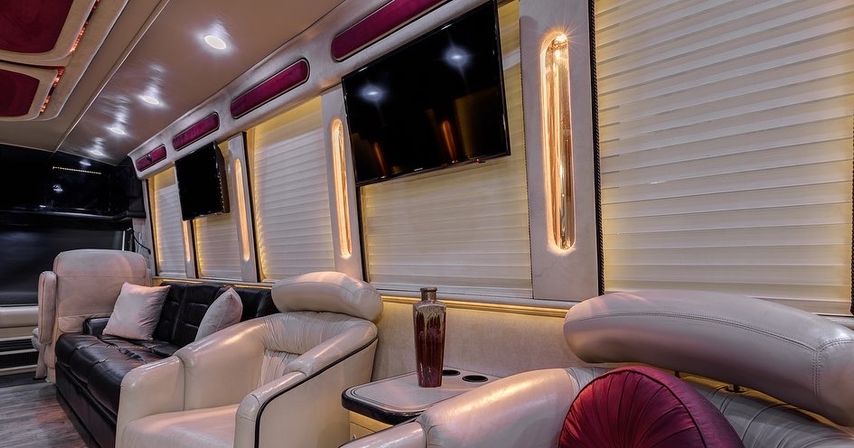 Party like a Rock Star: 45 Foot Prevost Tour Bus image 10