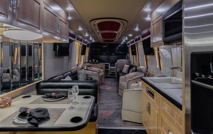 Party like a Rock Star: 45 Foot Prevost Tour Bus image 6