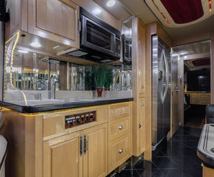 Party like a Rock Star: 45 Foot Prevost Tour Bus image 8