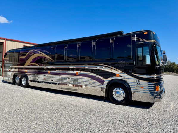 Party like a Rock Star: 45 Foot Prevost Tour Bus image 11