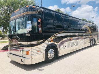 Party like a Rock Star: 45 Foot Prevost Tour Bus image 12