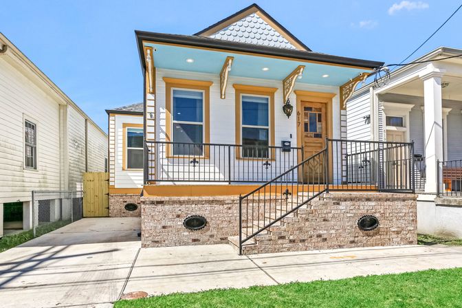 Trendy Art-Filled Mid City Oasis with Heated Pool and Parking image 2