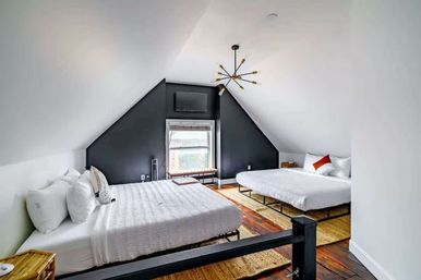 Urban Jungle: Rare Plant-Filled Designer Retreat in Columbus image 34