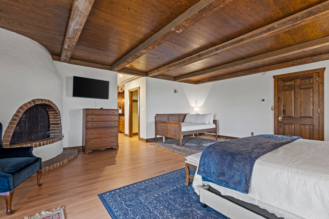 Skyway Retreat: Expansive Estate with Cinema, Games Room + Putting Green image 31