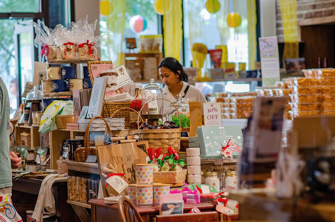 Distinctly Savannah Food Tour: Local Guide + All Tastings Included image 4