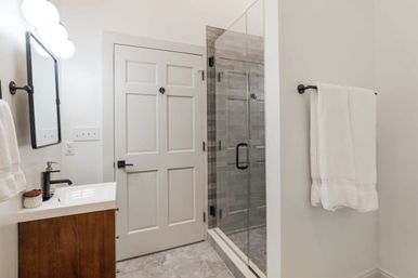 Ziggy Unit: Warm Upscale Art-Filled Condo  image 8