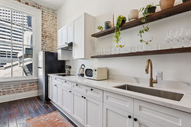 Ziggy Unit: Warm Upscale Art-Filled Condo  image 4