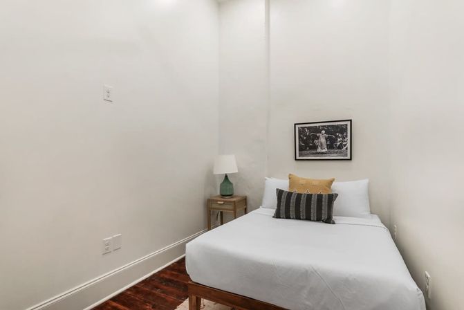 Ziggy Unit: Warm Upscale Art-Filled Condo  image 9