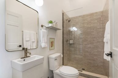 Ziggy Unit: Warm Upscale Art-Filled Condo  image 20