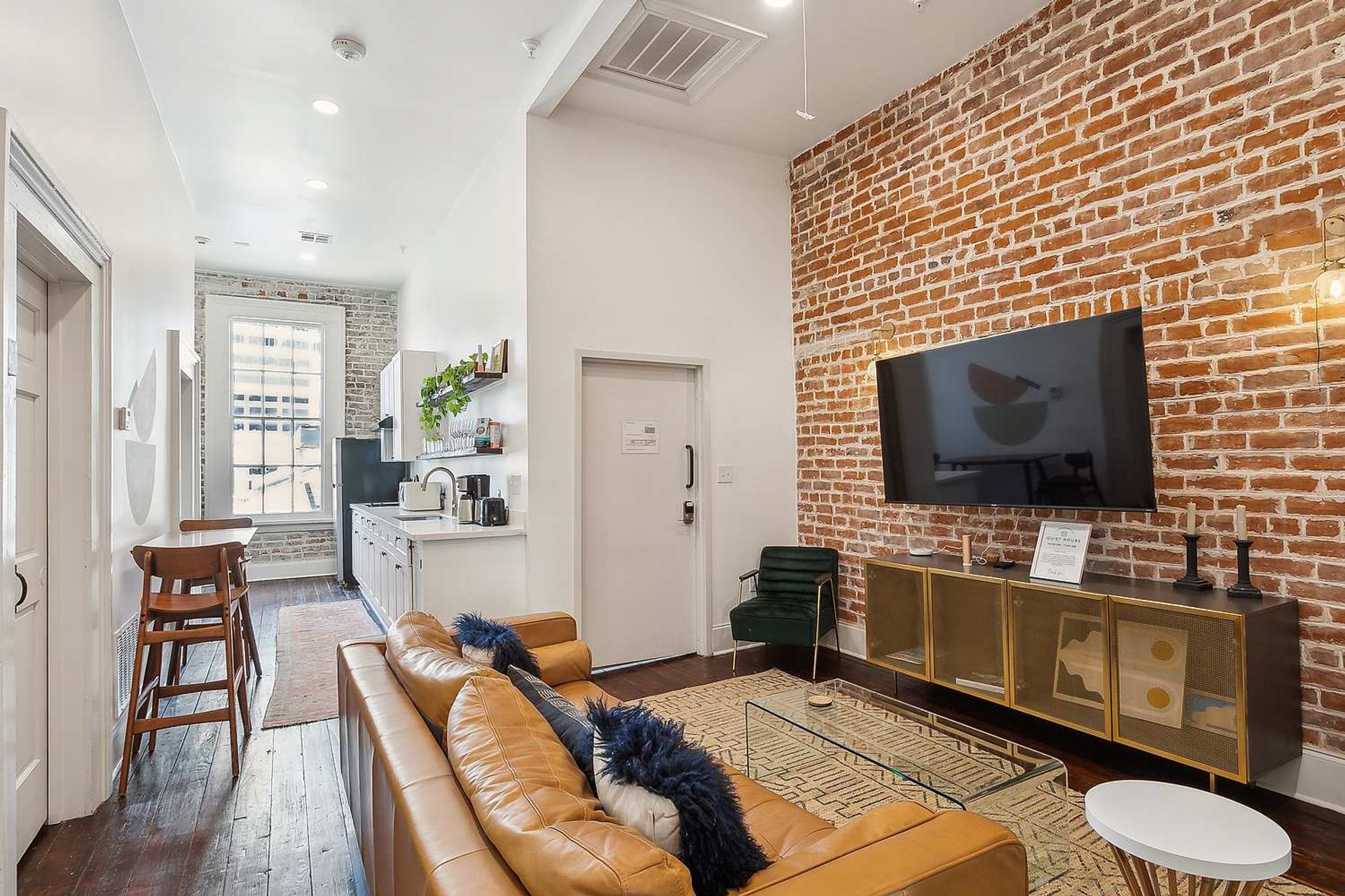 Ziggy Unit: Warm Upscale Art-Filled Condo  image 2