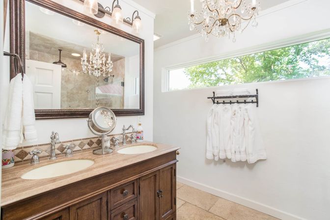 Sweet Escape: Historic 3500 sq ft Luxury Estate: Heated Pool, Hot Tub & Walkable to Main St image 32