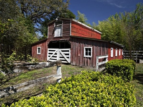 Sweet Escape: Historic 3500 sq ft Luxury Estate: Heated Pool, Hot Tub & Walkable to Main St image 51