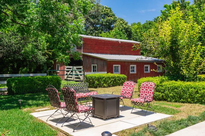 Sweet Escape: Historic 3500 sq ft Luxury Estate: Heated Pool, Hot Tub & Walkable to Main St image 39