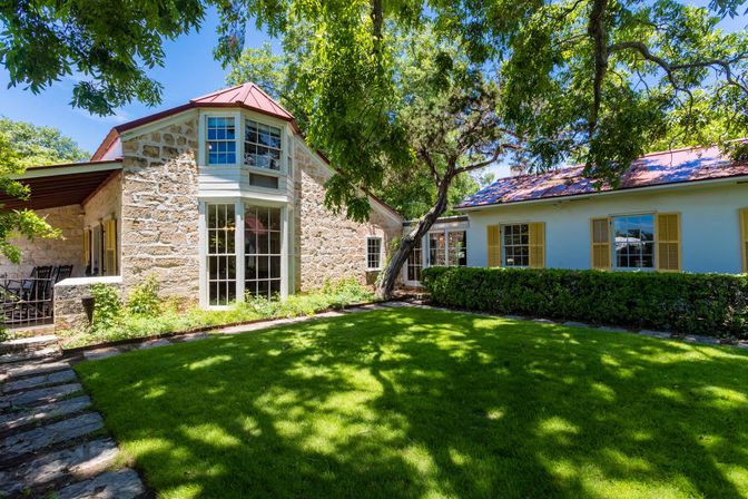 Sweet Escape: Historic 3500 sq ft Luxury Estate: Heated Pool, Hot Tub & Walkable to Main St image 44