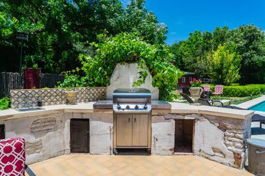 Sweet Escape: Historic 3500 sq ft Luxury Estate: Heated Pool, Hot Tub & Walkable to Main St image 42
